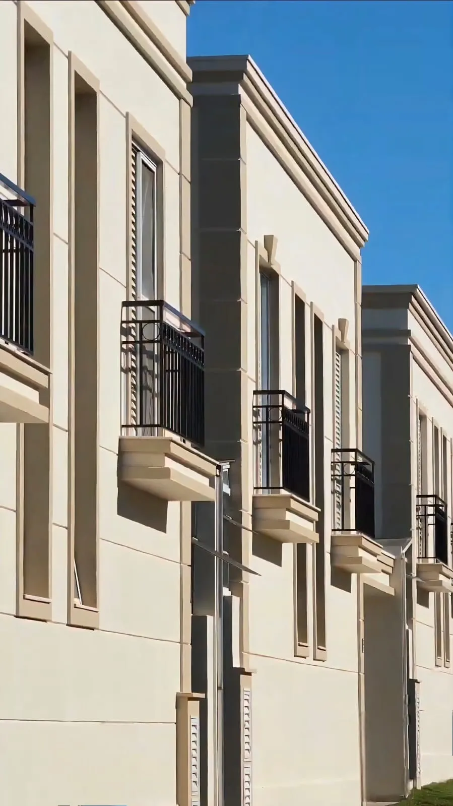Fachada moderna do Condomínio Belle Ville em Indaiatuba, com arquitetura contemporânea e área verde, ideal para quem busca casas de alto padrão na cidade.
