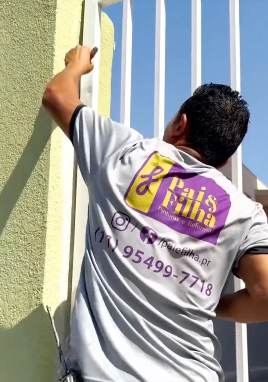 Pai e filha trabalhando juntos em fachada residencial em Indaiatuba, representando dedicação familiar e excelência em reformas.