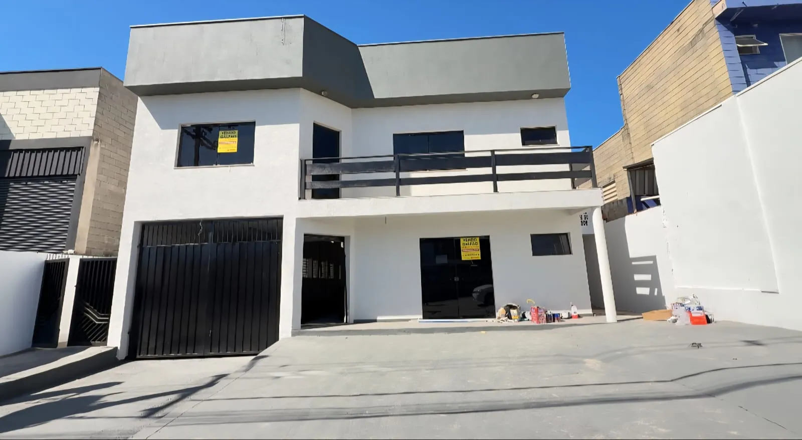 Fachada de clínica reformada em Indaiatuba pela empresa Pai & Filha Soluções Prediais, com pintura e acabamento profissional.