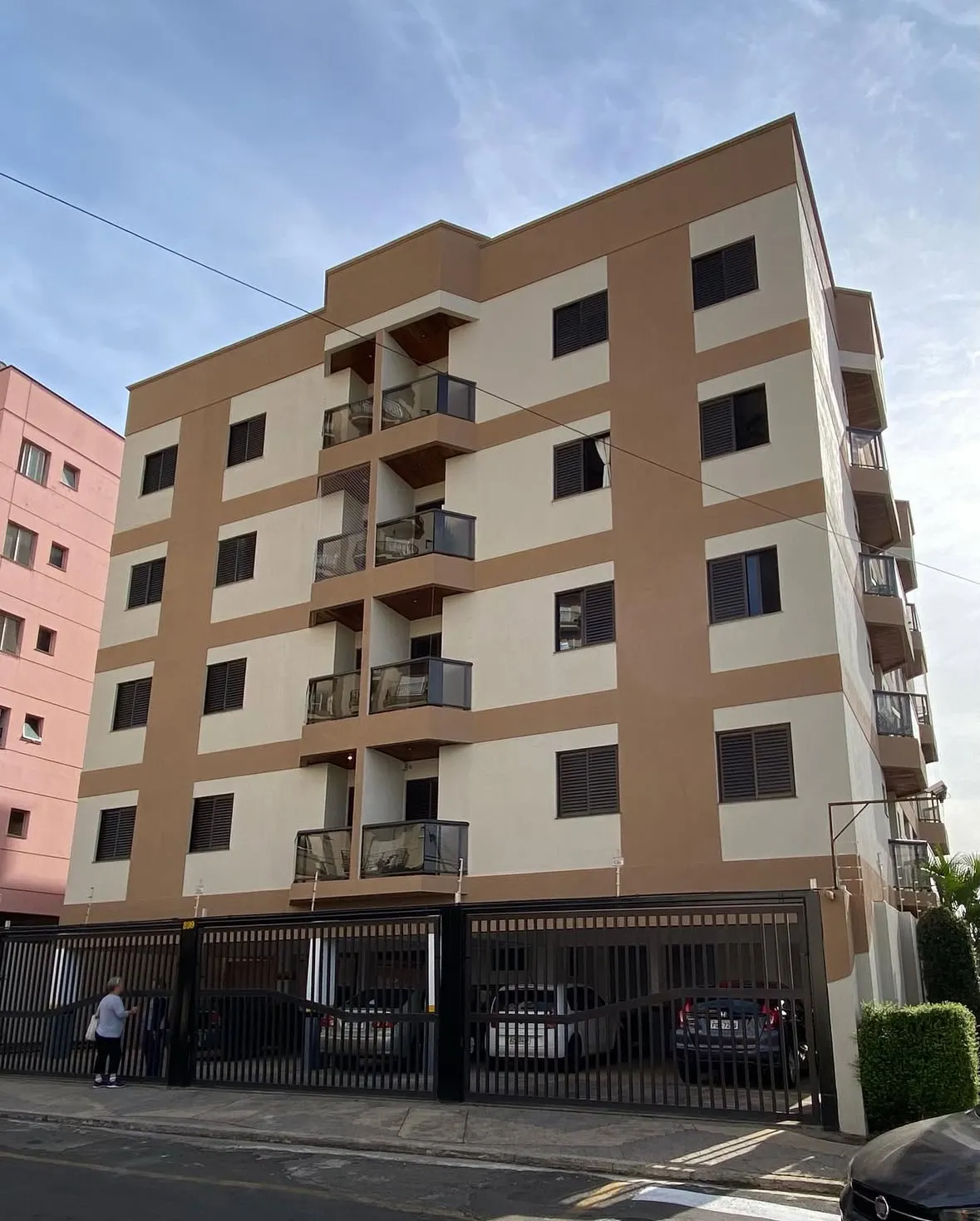 Execução de pintura predial em Indaiatuba realizada pela equipe Pai & Filha Soluções Prediais, com acabamento profissional e atenção aos detalhes.